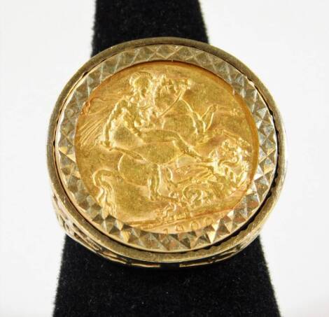 A Victorian gold full sovereign 1900, in a ring, pierced basket weave setting, size T, 13.6g all in.