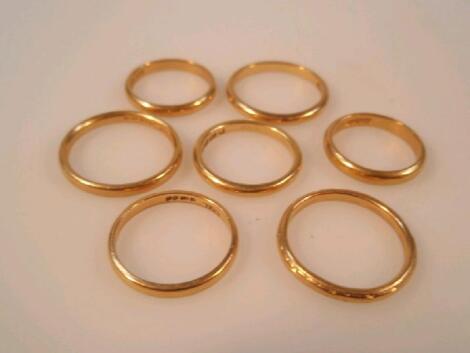 Seven 22ct gold wedding bands