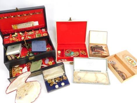 Silver and costume jewellery, including earrings, brooches, pendants, earrings, steel buckles and hair combs. (quantity)