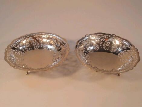 A pair of George V pierced circular cake baskets