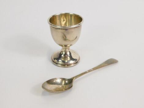 A silver egg cup and spoon, Birmingham 1954, 1.28oz.