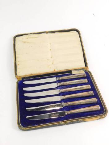 A set of six George V silver handled cake knives, Sheffield 1918, cased.