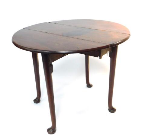 A George III figured mahogany oval drop leaf occasional table, supported on four slender tapered legs, with pad feet, 91cm x 100cm.