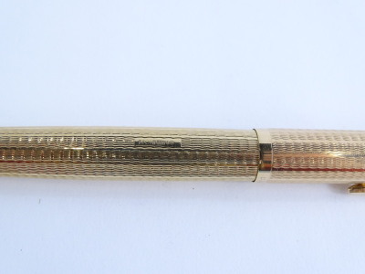 A Parker 51 9ct gold fountain pen, with engine turned decoration, stamped 9, 0.375, in blue leather case, 14cm long. - 2