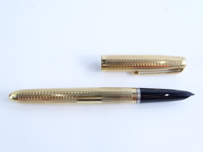 A Parker 51 9ct gold fountain pen, with engine turned decoration, stamped 9, 0.375, in blue leather case, 14cm long. - 3