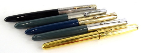 Five various Parker fountain pens, to include an example with gold plated and engine turned body and nip stamped 18K 750.