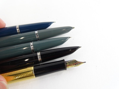 Five various Parker fountain pens, to include an example with gold plated and engine turned body and nip stamped 18K 750. - 2