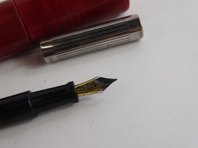 An Onoto black and silver mountain Burlington fountain pen, with ribbed lid stamped 925, ED-5, the nib stamped 18ct. - 2