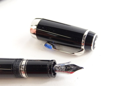 A Montblanc Boheme small fountain pen, with retractable nib and blue crystal to clip, in Montblanc leather case. - 2