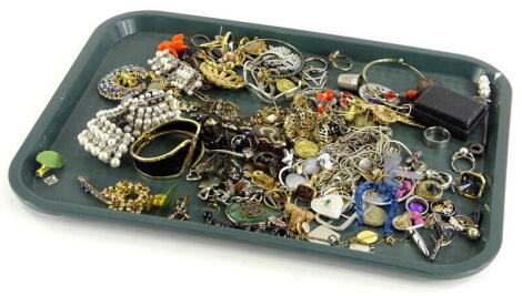 Various costume jewellery, comprising gold plated chain, cufflinks, silver plated thimbles, decorative bangles, dress rings, etc. (1 tray).