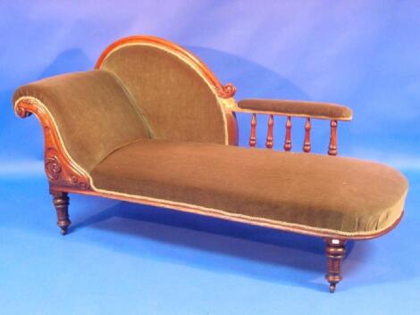 A Victorian mahogany chaise longue