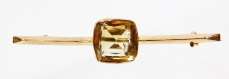 An early 20thC bar brooch, set with rectangle cut citrine (AF), on plain pin bar, yellow metal, marked 9ct, 5cm wide, 2.9g all in.