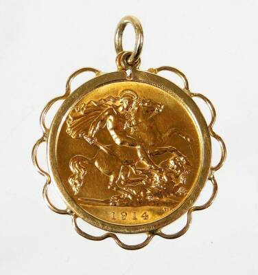 A George V half gold sovereign pendant, in flower style frame, yellow metal, unmarked, the coin dated 1914, 5.1g all in.