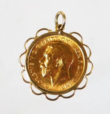A George V half gold sovereign pendant, in flower style frame, yellow metal, unmarked, the coin dated 1914, 5.1g all in. - 2