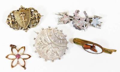 A selection of Victorian and later costume jewellery, comprising a circular silver brooch, set with floral spray, 3cm wide, a silver horseshoe bar brooch, 5cm wide, a pair of silver drop earrings, a crested brooch, costume earrings, gold plated pendant an - 4