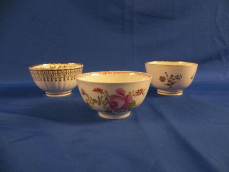 An 18thC Caughley tea bowl of fluted form with a gilt lambrequin border