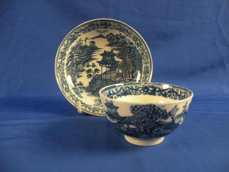 An 18thC Worcester tea bowl and saucer