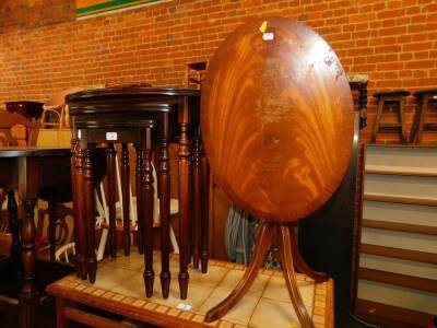 A nest of green leather inset oval occasional tables, together with a mahogany tilt top oval occasional table, largest of the nest of table is 55cm wide, 35cm deep.