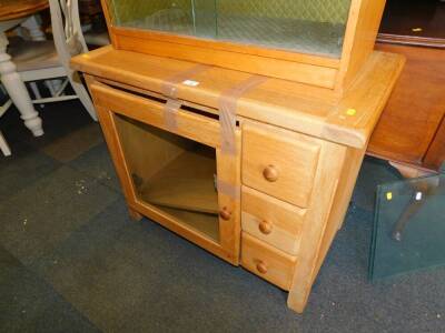 A pale oak cabinet, 74cm high, 89.5cm wide, 50cm deep. (AF)