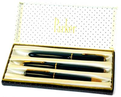 A Vintage Parker pen set, comprising fountain pen, ballpoint pen and pencil in turquoise with gilt clips and trim, in fitted box, 17cm wide. (a quantity)