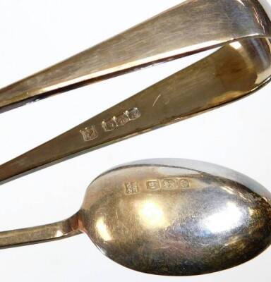 A cased set of George V silver teaspoons and sugar bows, the spoons with stepped ends, 11cm wide, Birmingham 1922, 2.2oz. (7, cased) - 3