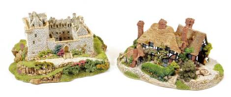 Various Lilliput Lane groups, Duart Castle 9211 no. 540 and Oakwood Smithy. (2, each boxed one with paperwork)