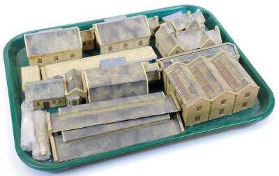 Various railway related buildings, pottery finish plaster train accessories, cottages, 12cm wide, part stations, engine sheds, mock Tudor and other buildings, plaster churches, further sheds, rail related, etc. (a quantity) - 4