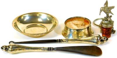 An Elizabeth II silver dish, of circular form, button hook and shoe horn with silver handle, silver base and a kingfisher cork stopper Sheffield 1872, etc., 3oz silver. (a quantity)