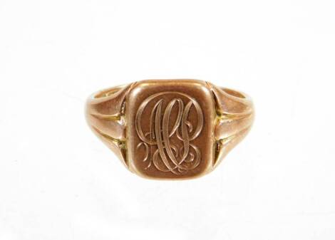 A 9ct gold signet ring, initialled with textured shank, size P, 5.6g.