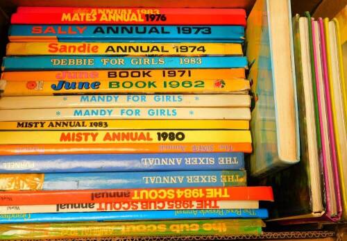 Various annuals, The Sixer annual, Misty annual 1980, June book 1962, Sally annual 1973, Mates annual 1976, various others, etc. (1 box)