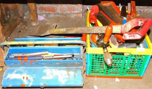 Garden tools, spade, cantilever tool box, hand drill, various hand tools, etc. (a quantity) Auctioneer announce new image.