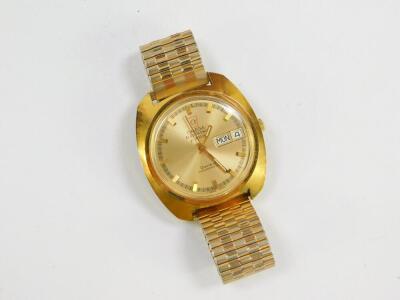 An Omega gentleman's gold plated electronic chronometer wristwatch, Ff300, Hz, gilt dial with batons, centre seconds, date aperture, on an expanding bracelet. - 2