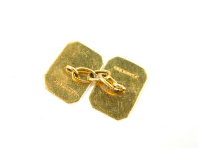 A pair of 9ct gold chain link cufflinks, of canted rectangular form, with engine turned decoration, 4.4g. - 2