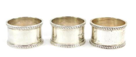 Three Edward VII silver napkin rings, Chester 1907, 4.98oz.