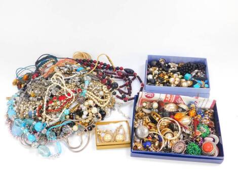 Costume jewellery, chiefly necklaces, beads and earrings. (quantity)