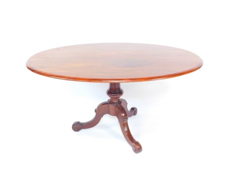 A Georgian style oval mahogany tilt top dining table, raised on a baluster turned column, over three cabriole legs, 70cm high, 139cm wide, 102cm deep.