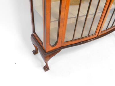 An early 20thC serpentine walnut display cabinet, with a pair of glazed doors opening to reveal two shaped shelves, glazed sides, raised on cabriole legs and ball and claw feet, 136cm high, 121cm wide, 37cm deep. - 3