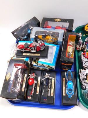 Maisto and other die cast and plastic scale models of motorbikes, some on named stands and boxed. (quantity) - 2