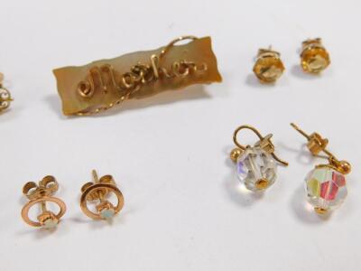 Five pairs of 9ct gold and gem set earrings, Victorian yellow metal horseshoe bar brooch, and a mother of pearl and yellow metal 'Mother' brooch, 8.5g all in. - 3