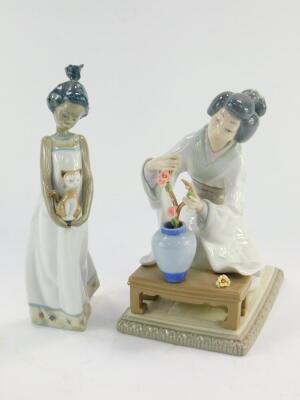 A Lladro porcelain figure modelled as a Oriental girl, 0840, and another of a girl holding a kitten in her arms, both boxed. (2) - 2