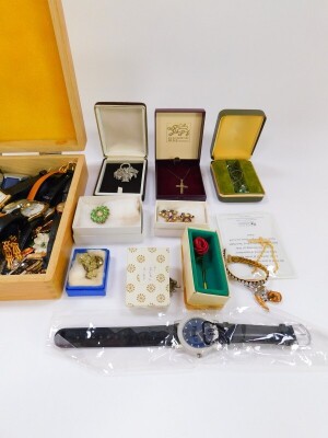 Silver and costume jewellery, including two Scottish silver brooches, wrist and pocket watches, necklaces, brooches, etc., and a pair of lognettes (quantity). - 2