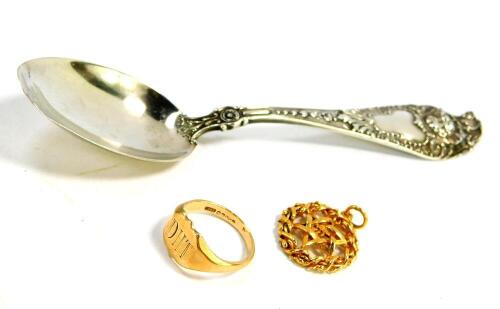 A 9ct gold shield shaped signet ring, monogram engraved, size N, 9ct gold Star of David pendant, 6.5g, and an American silver spoon.