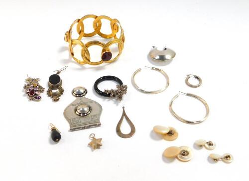 Silver and costume jewellery, including earrings and cuff links, gilt metal bangle, marcasite pendant, decorated with a clipper ship in a yellow metal frame. (quantity)