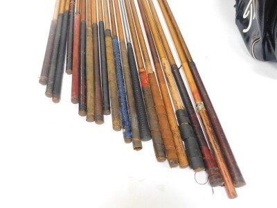 A large Titleist golf or display bag, containing a collection of vintage drivers, mainly wooden shafted, and a selection of wedges and irons, all wooden shafted. (39) - 4