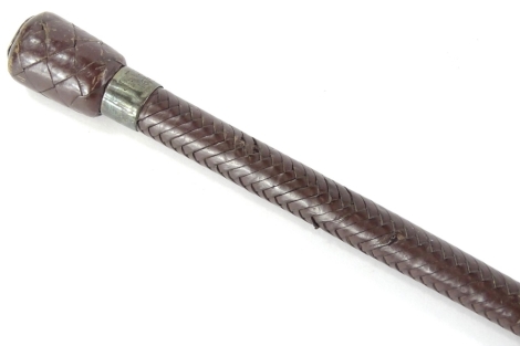 A brown leather riding crop, with silver collar, London 1979, 76cm long.