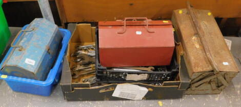 Various tools and tool boxes, to include a large quantity of spanners (a quantity).