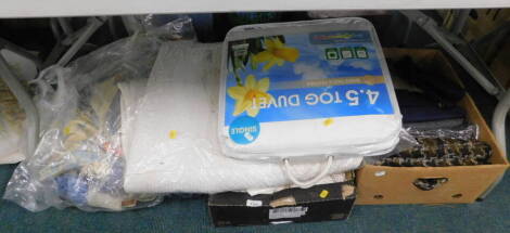 Various textiles, to include curtains, bed throws, a 4.5 tog duvet, etc., (a quantity).