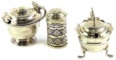 A collection of small silver, to include a circular mustard pot with domed lid and shaped thumb piece, Birmingham 1930, another mustard pot and a pepper pot, each with a blue glass liner, silver weight 5½oz.