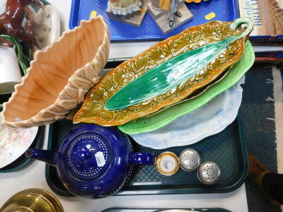 Pottery and porcelain, to include a Continental majolica cucumber dish, Sylvac vase, Hornsea fish dish, and a George Jones Abbey pattern shredded wheat dish. (3 trays) - 3