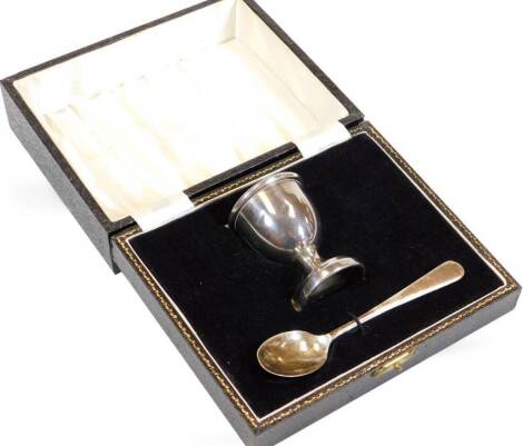 An Elizabeth II silver two piece Christening set, comprising egg cup, 6cm high, and spoon, Birmingham 1958, 1oz. (cased)